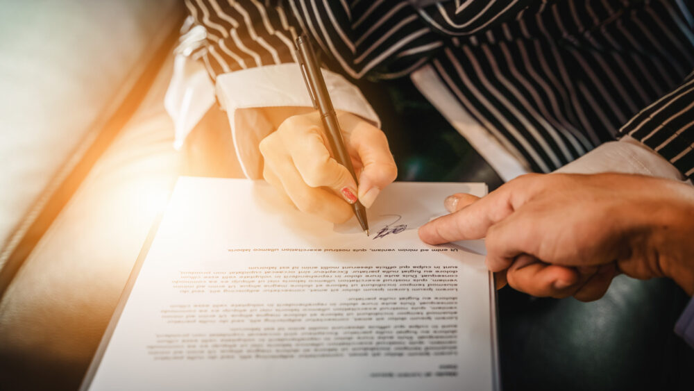 hand signing contract